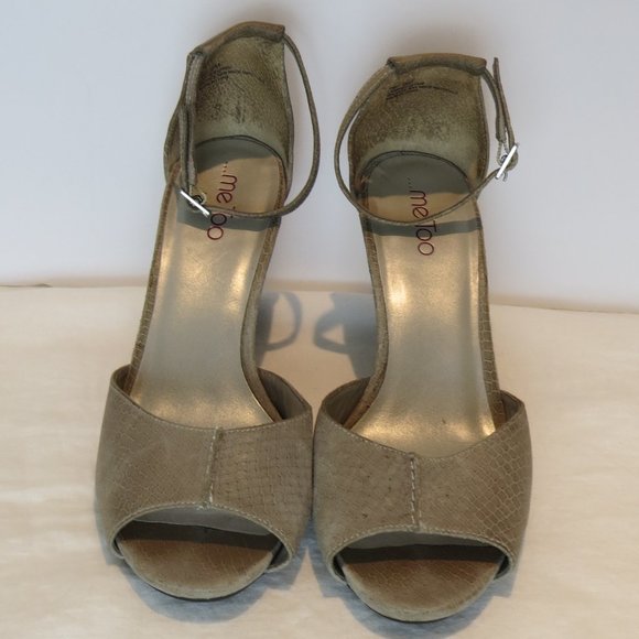 Me Too -Size 9 - Ankle strap buckle Shoes - Genuine Leather uppers - Light Gray - Picture 1 of 9